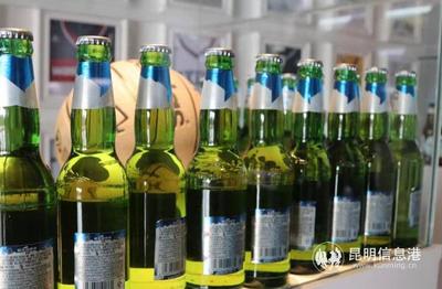 50余名消費者走進(jìn)百威啤酒生產(chǎn)車間，感受百年文化魅力